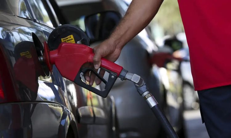Gasolina comum cai para menos de R$ 6 em João Pessoa; confira os novos preços nos postos